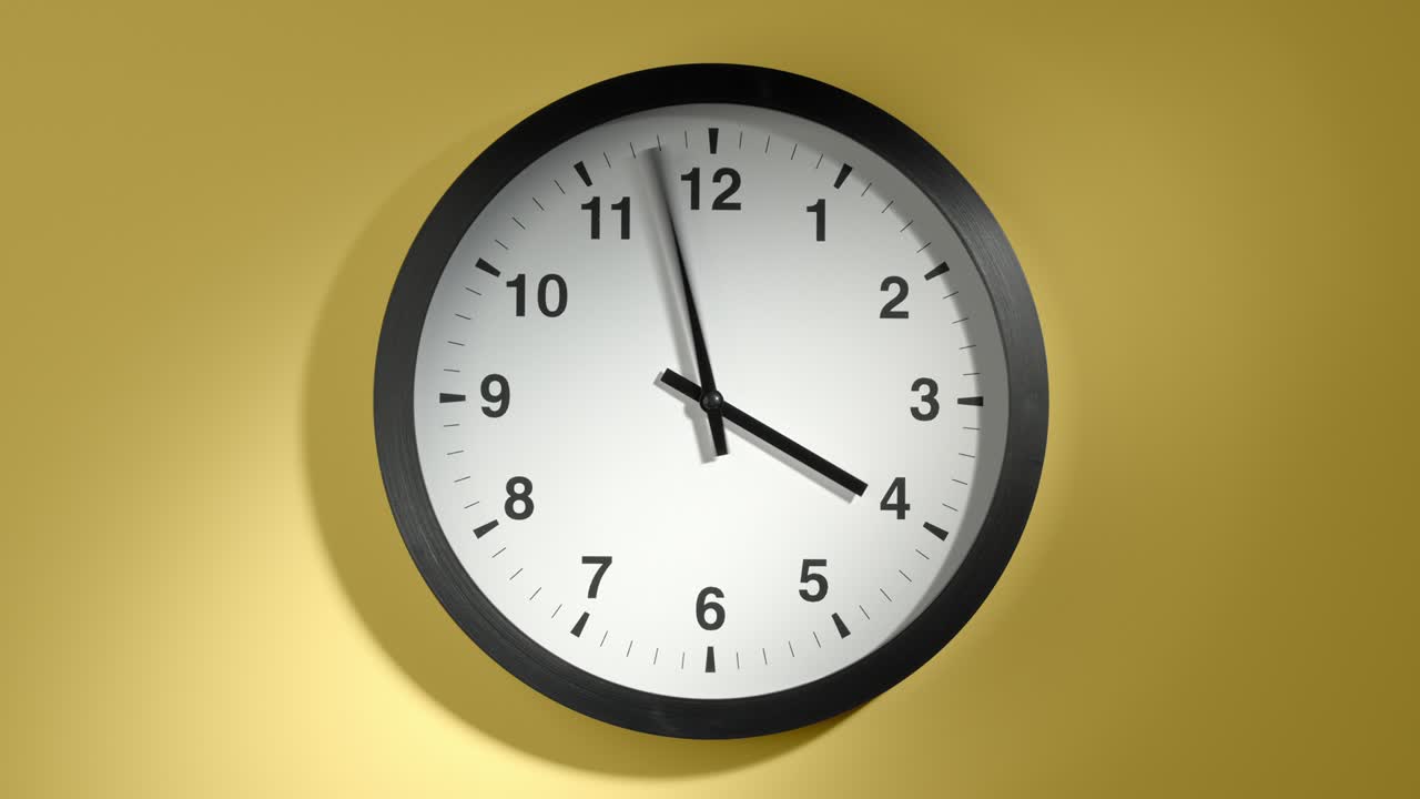 reloj en la pared amarilla en el lapso de tiempo