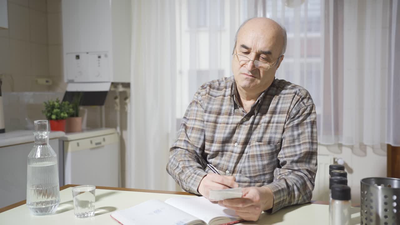 anciano jubilado que tiene una crisis financiera en el presupuesto del hogar.