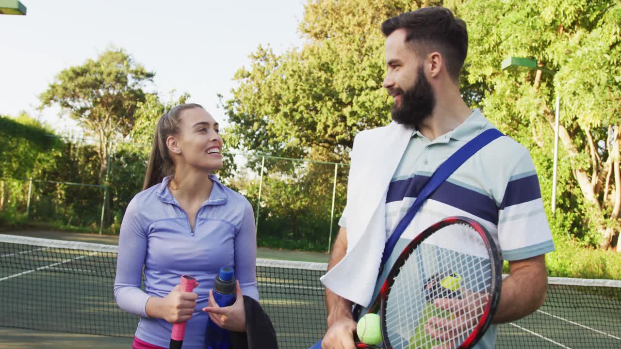video de una feliz pareja caucásica en la cancha