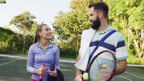 Video-De-Una-Feliz-Pareja-Caucásica-En-La-Cancha.