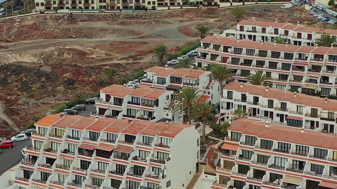 Vista panoramica degli edifici dell'isola di Tenerife con palme in Spagna