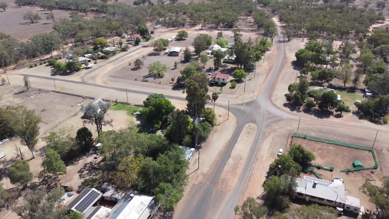 Veduta aerea di incroci stradali in una piccola città di campagna nell'entroterra australiano.