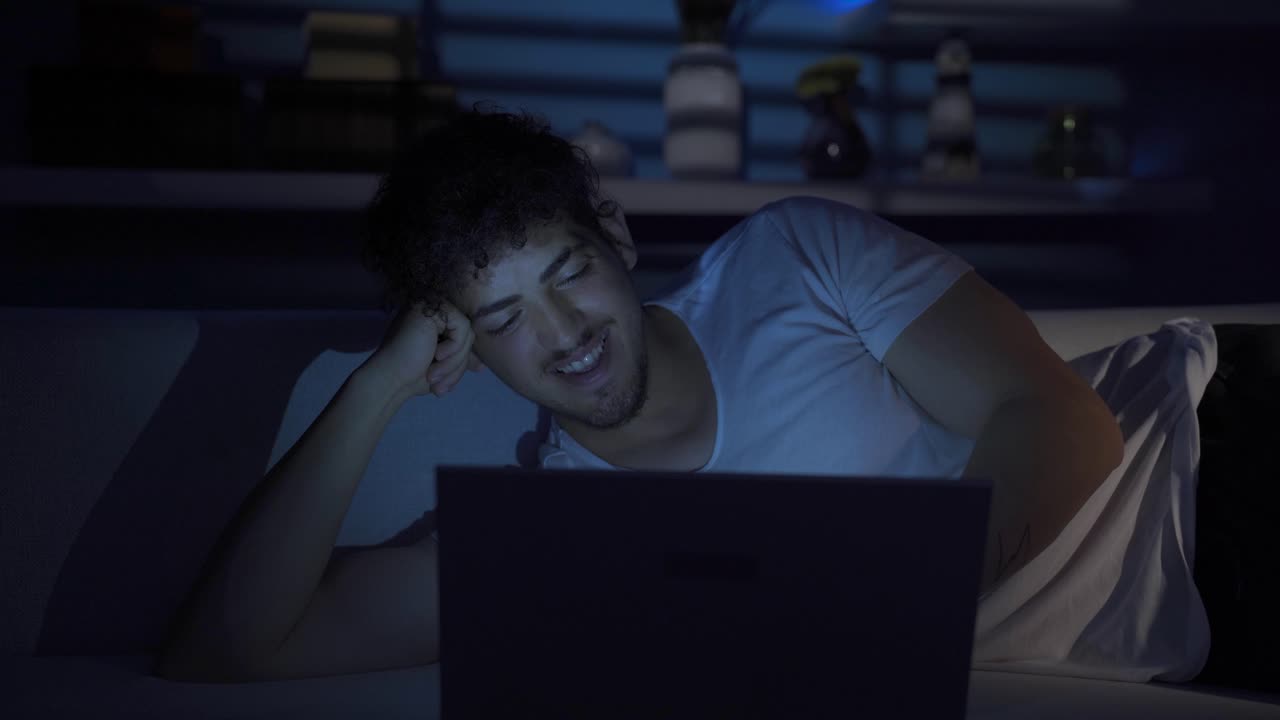 un joven alegre y feliz.