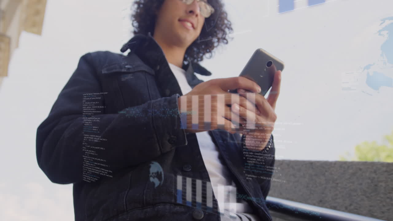 animación del procesamiento de datos financieros sobre un hombre biracial usando un teléfono inteligente
