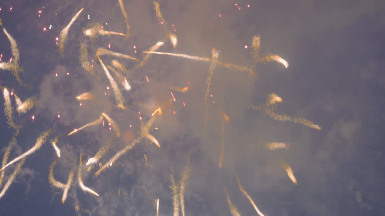 밤하늘에서 불꽃놀이를 보여주는 초점 이외의 효과 추상 촬영