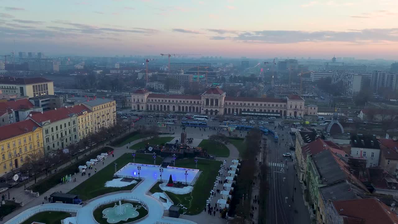 Lenuci's Horseshoe is a famous U-shaped system of parks and squares in Zagreb, known for its green spaces, historic buildings, and elegant Austro-Hungarian architecture