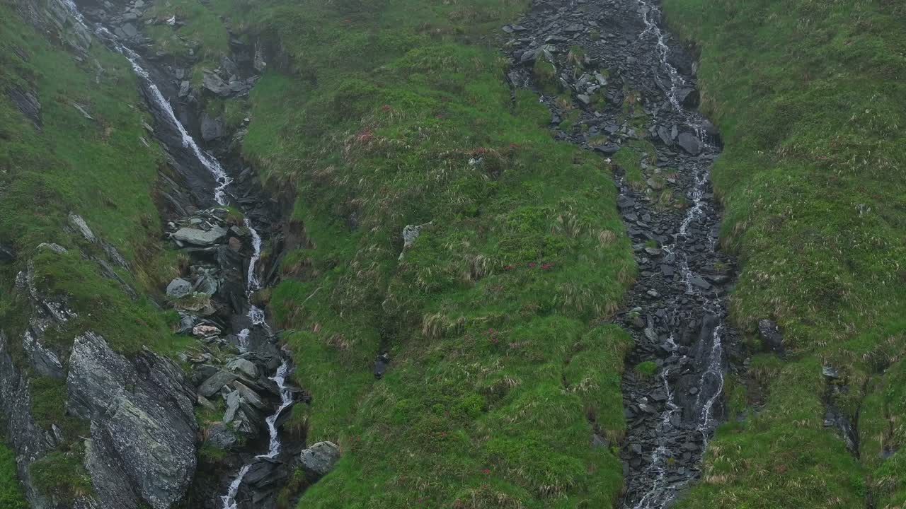 las cascadas de tipo cascada en los alpes austriacos están cubiertas de una manta de niebla