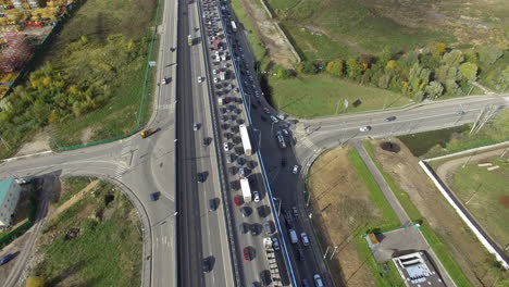 Intercambio-De-Carreteras-Muy-Transitadas-En-Los-Suburbios-De-La-Ciudad-Vista-Aérea.