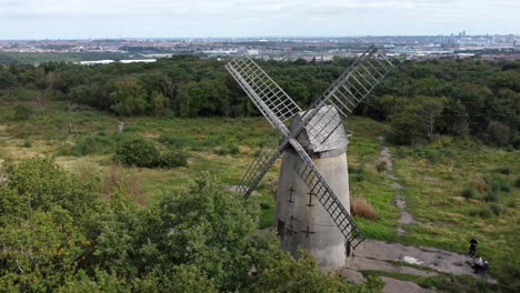 Bidston-Hill-Molino-De-Harina-Rural-En-Desuso-Restaurado-Tradicional-Molino-De-Vela-De-Madera-Birkenhead-Vista-Aérea-Creciente-Izquierda-Sobre-árboles