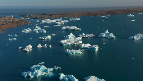 Vogelperspektive-Auf-Den-Jokulsarlon-See-Mit-Schwimmenden-Und-Treibenden-Eisbergen.-Hochwinkelpanorama-Des-Vatnajokull-Nationalparks-Und-Der-Jokulsarlon-Brücke.-Klimawandel-Konzept.-Erstaunlich-In-Der-Natur