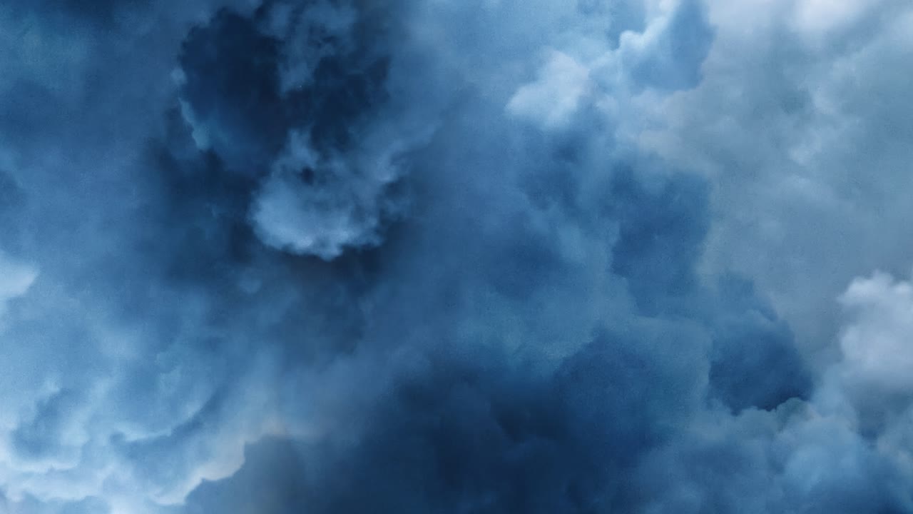 muovendosi verso, un temporale dietro i cumulonembi