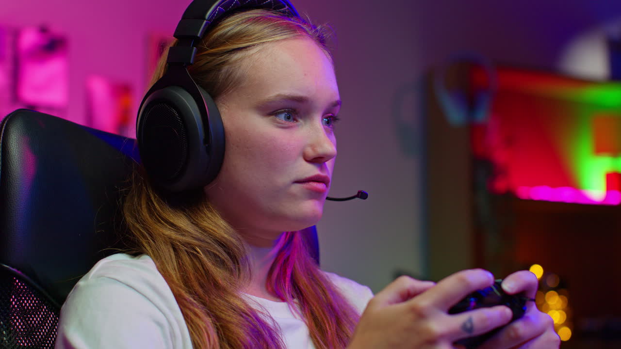 mujer joven jugando videojuegos con auriculares