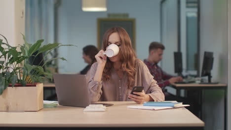 mujer de negocios comprobando el teléfono móvil. profesional serio charlando en el teléfono celular