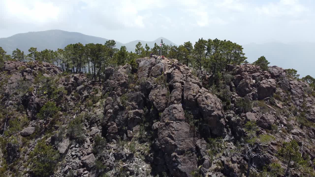 도미니카 공화국 중부 산맥에 있는 피코 듀아르테 산꼭대기에서 하이킹을 하는 사람들.