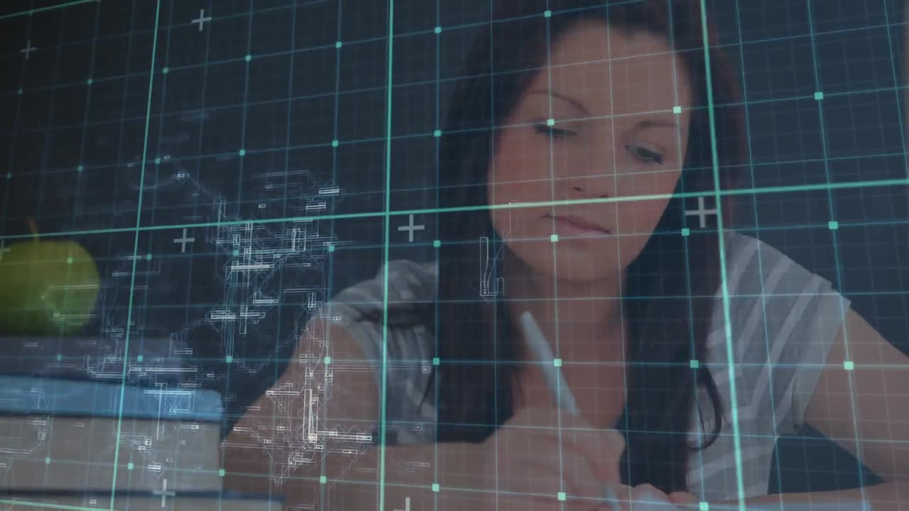 animación de una mujer escribiendo en un libro sobre el procesamiento de datos en el fondo