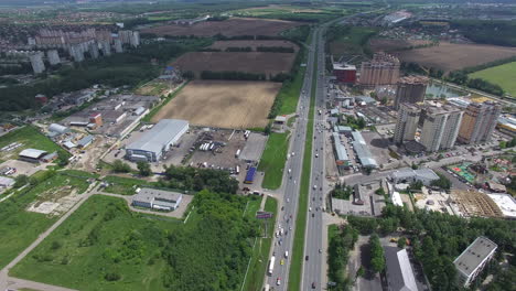 volando sobre un área suburbana