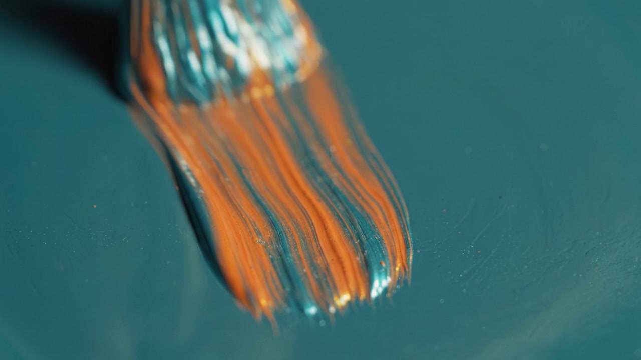 Pennellate Vivaci: Un Viaggio Ravvicinato nell'Arte della Pittura con Colori Arancioni e Blu su una Superficie Lucida, Evidenziando l'Espressione Creativa