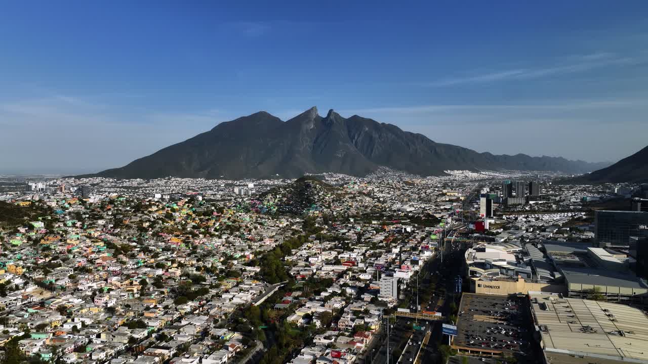 vista aérea sobre el paisaje urbano hacia el cerro de la silla, en el soleado monterrey, méxico