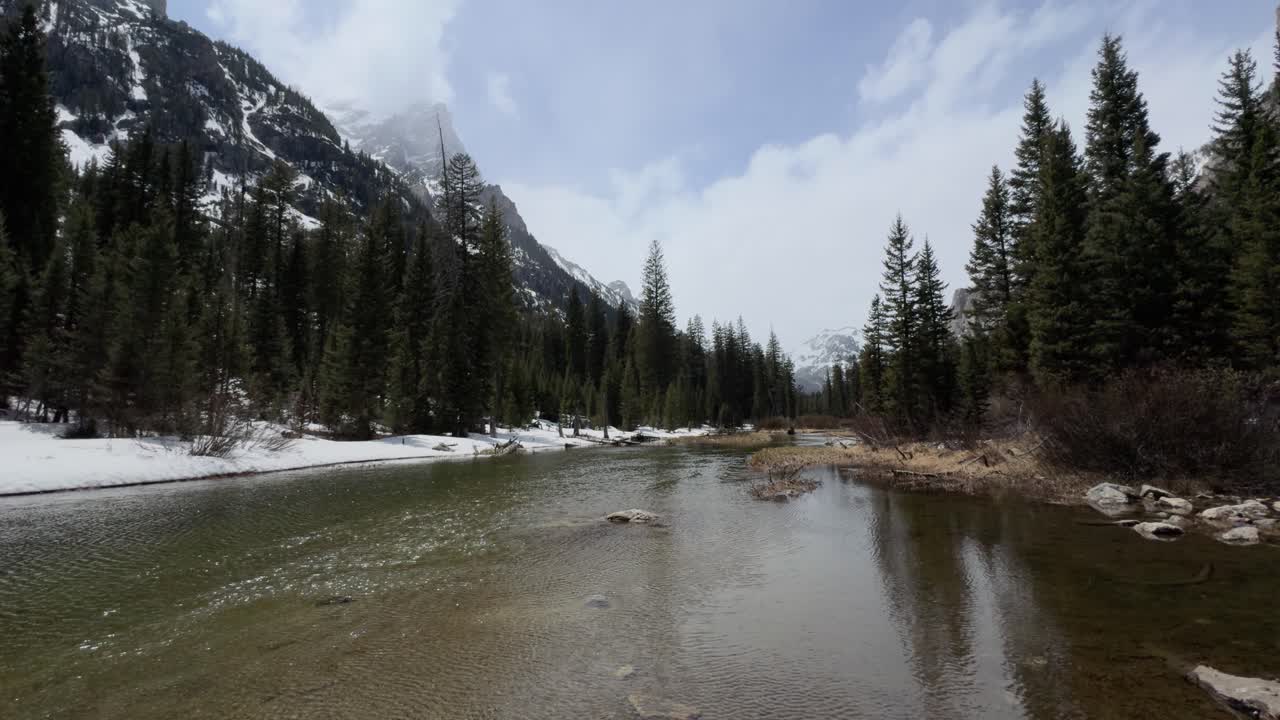 Ruscello tranquillo in una valle con alte cime montuose. Grand Teton