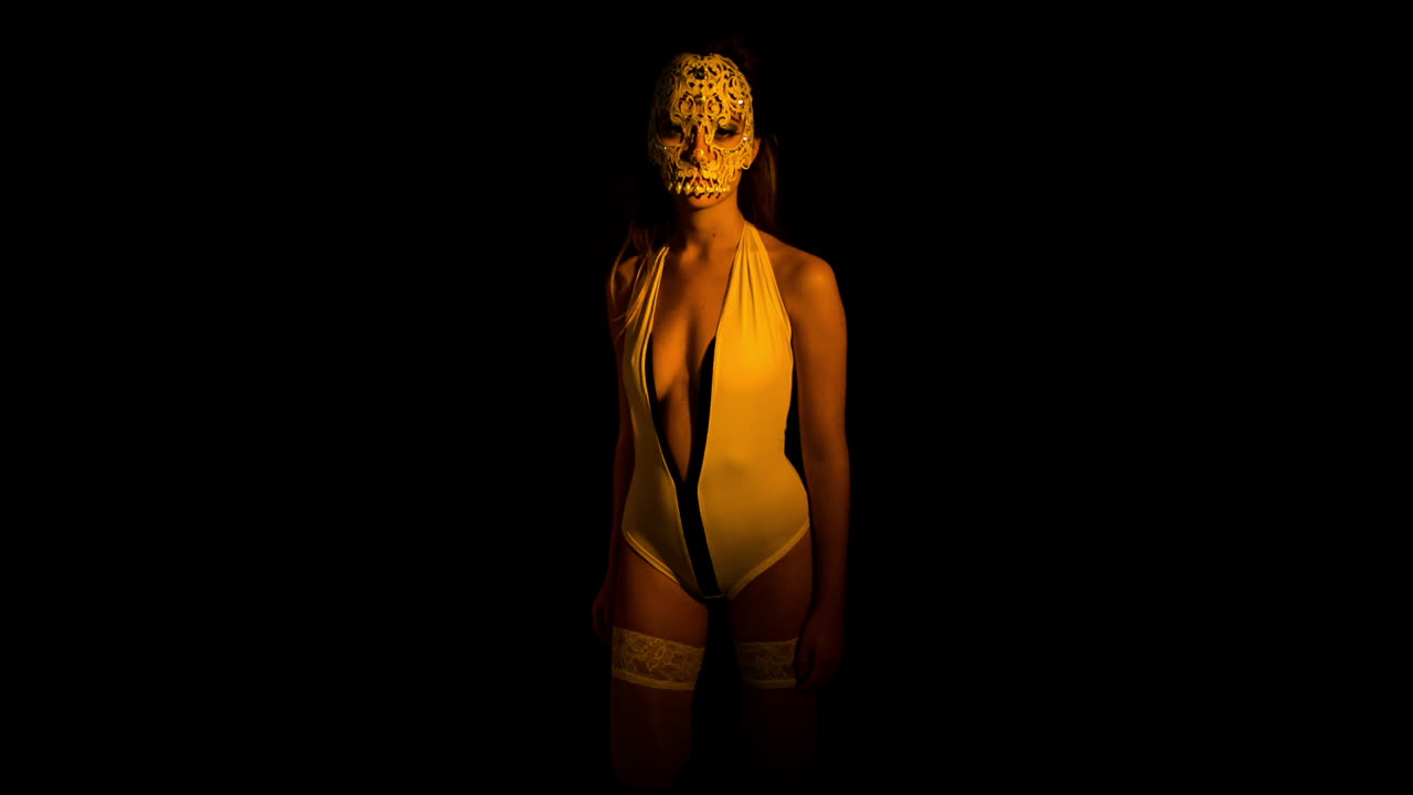 해골 00과 춤추는 여자