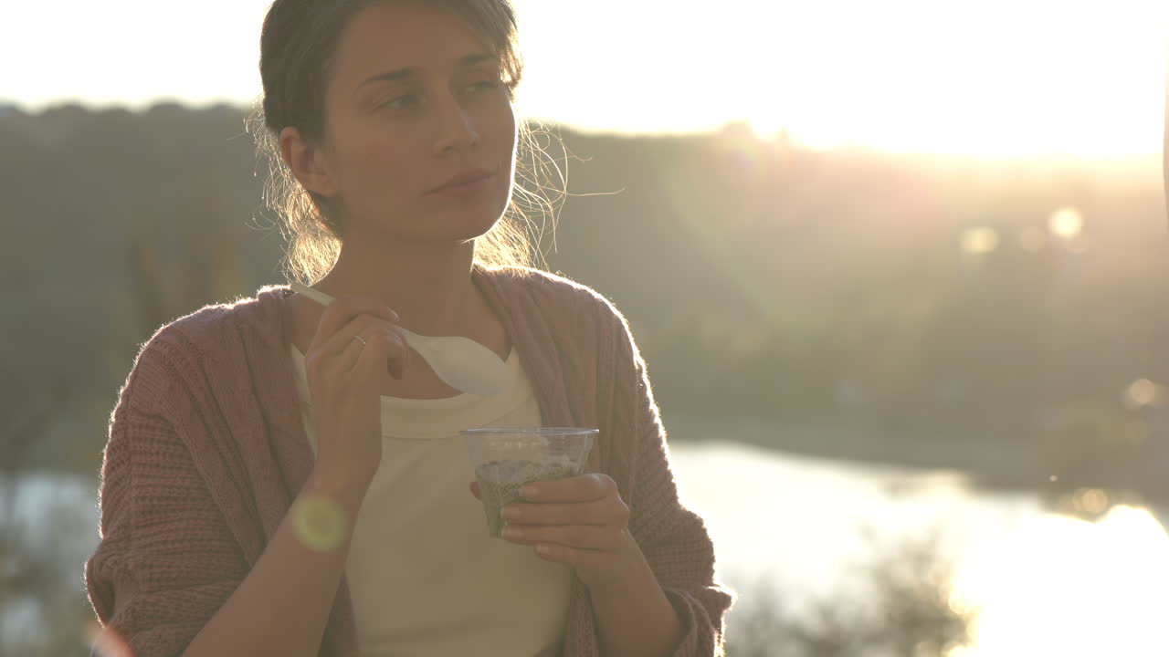 Donna che mangia un budino di chia al parco in una giornata di sole