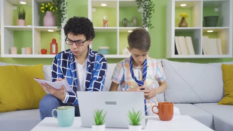 dos hermanos lindos fingiendo ser hombres de negocios y divirtiéndose. niños con grandes sueños.