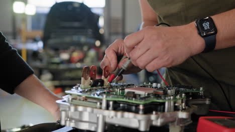 reparación de aparatos electrónicos para automóviles