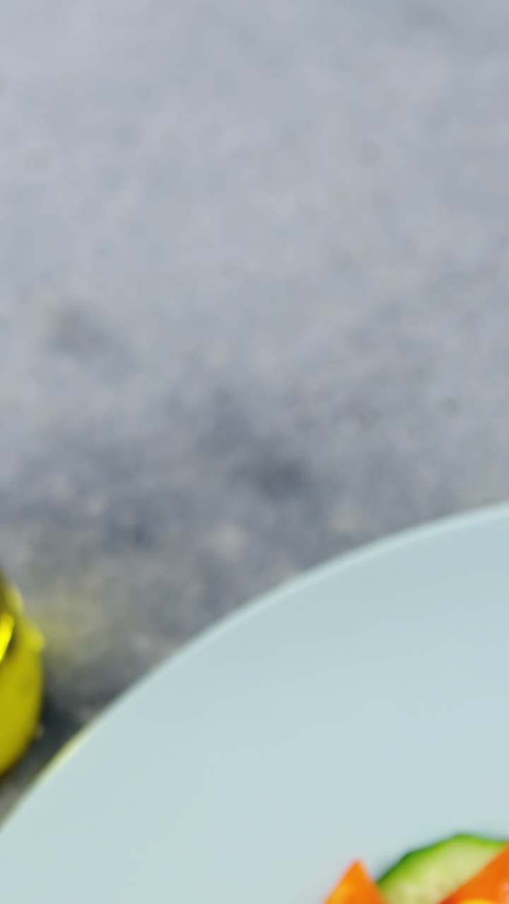 ensalada con aceite en el plato