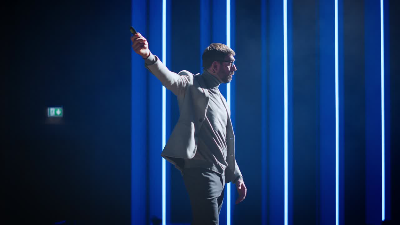 oratore motivazionale di successo, che parla di felicità, successo e di come essere un sé più produttivo. uomo d'affari nella sala conferenze che presenta un nuovo prodotto. luce cinematografica. slow motion