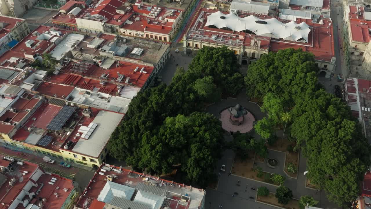 DRONE: ORBIT SHOT OF THE MAIN ALAMEDA IN OAXACA AT THE EARLY MORNING