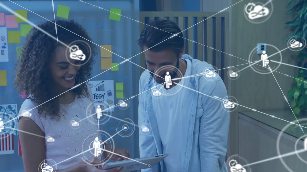 animación de la red de conexiones con personas iconos sobre diversas personas de negocios con tabletas