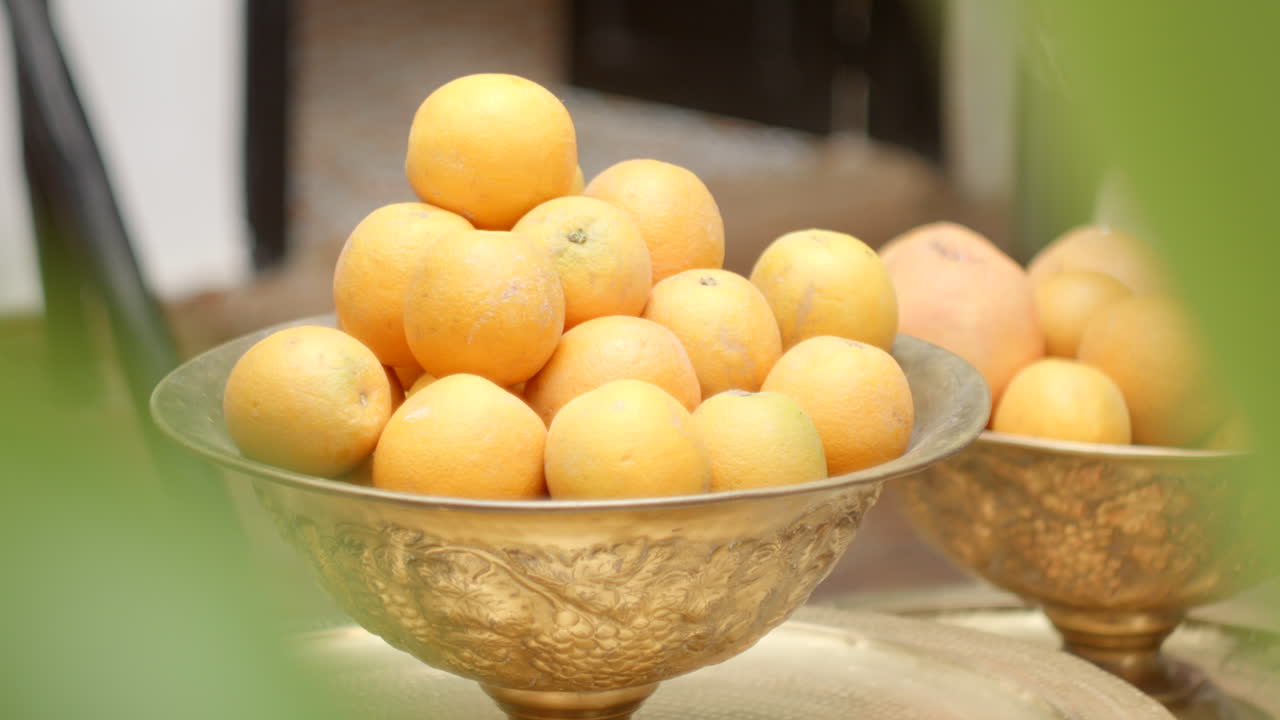 cuenco con naranjas frescas en una mesa en una casa elementos borrosos empujan en