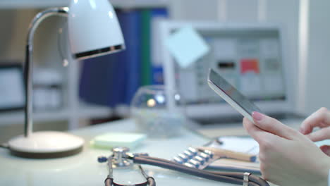 manos médicas sosteniendo la tableta en el lugar de trabajo. médico usando la tableta