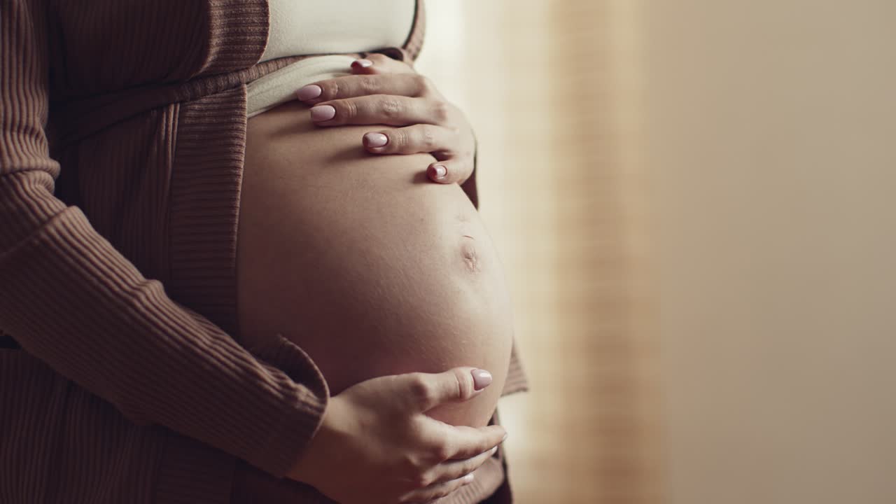 Donna incinta di toccare il suo ventre