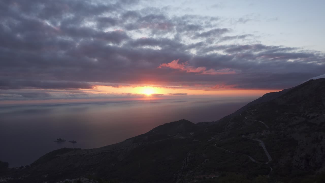 puesta de sol a través del cielo nublado sobre el mar adriático - toma panorámica