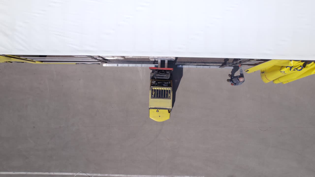 Forklift Loading Truck Trailer with Cargo