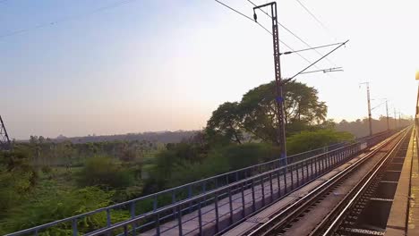 Personenzug,-Der-Morgens-Auf-Gleisen-Fährt.-Das-Video-Wurde-Am-4.-August-2022-Am-Bahnhof-Neu-Delhi-Aufgenommen