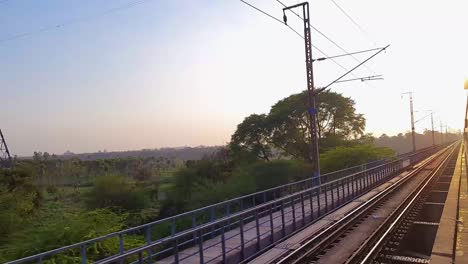 el tren de pasajeros que corre por las vías por la mañana se toma en la estación de tren de nueva delhi el 04 de agosto de 2022