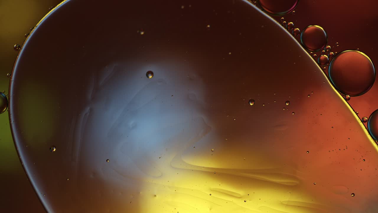 추상적인 다채로운 음식 기름 방울 거품과 구가 흐르고