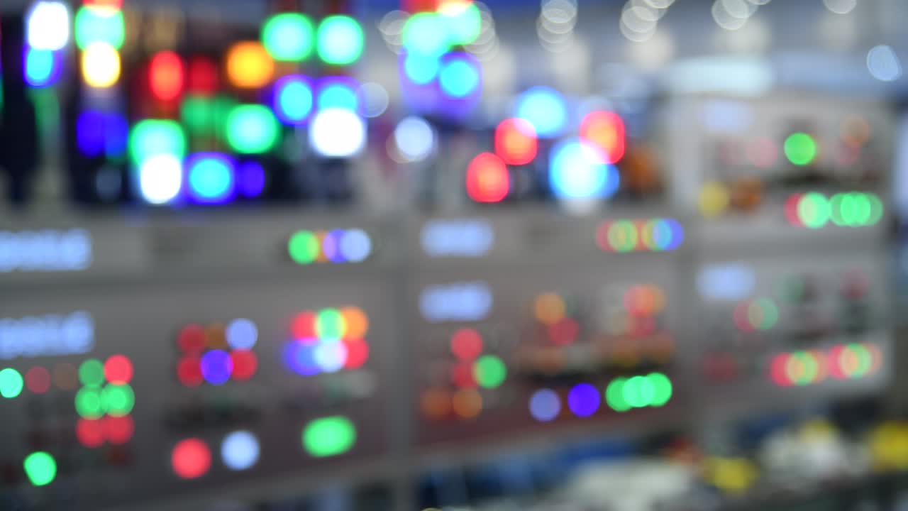 초점을 맞추지 않은 다채로운 공장 비상 조명 배경