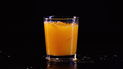 jugo de naranja en un vaso