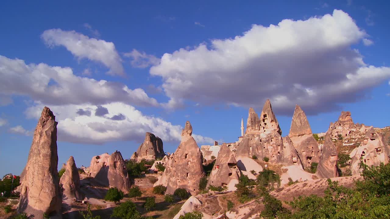 칠면조 카파도키아에서 이상하게 우뚝 솟은 주거지와 암석에 대한 시간 경과