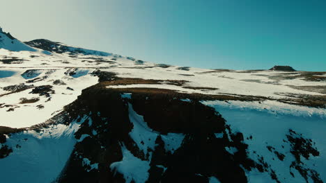 Vista-Aérea-Desde-Más-De-4.500-Metros-De-Altura-En-Los-Andes,-Que-Revela-La-Majestuosa-Extensión-De-Picos-Imponentes-Y-Vistas-Impresionantes-A-Altitudes-Extremas.