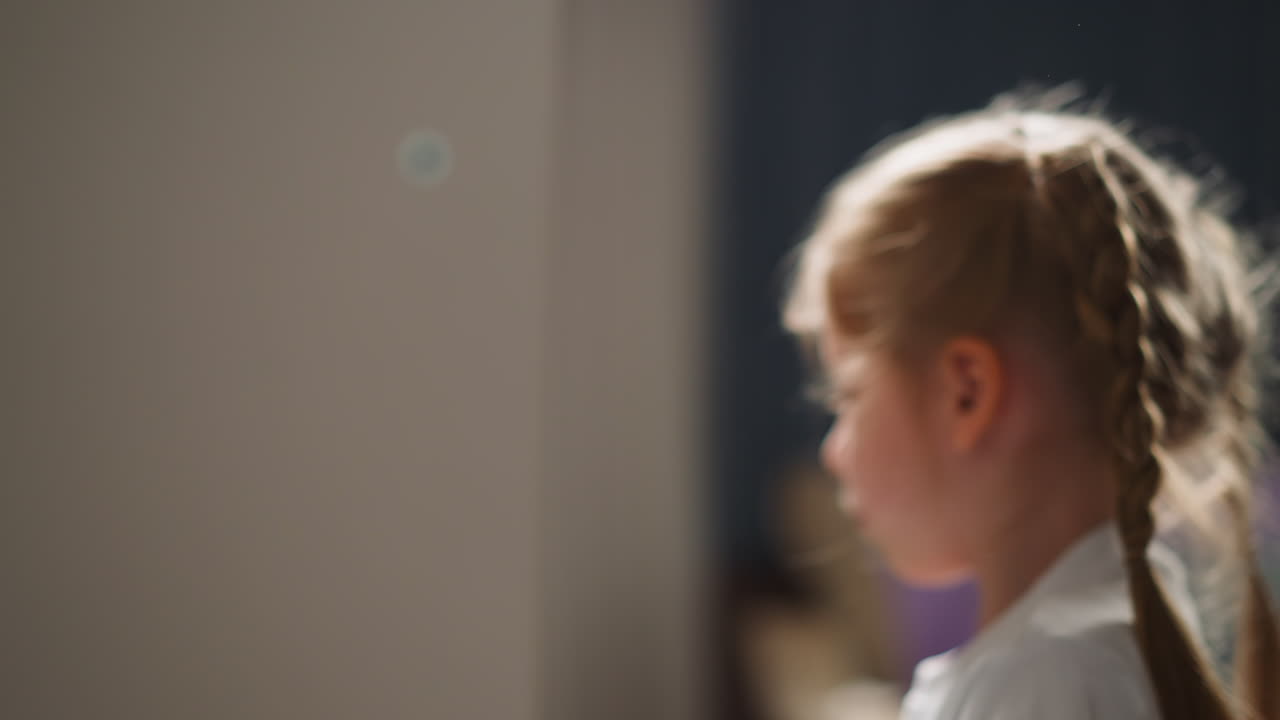 любопытный ребенок с костюмом ищет игрушки внутри контейнера