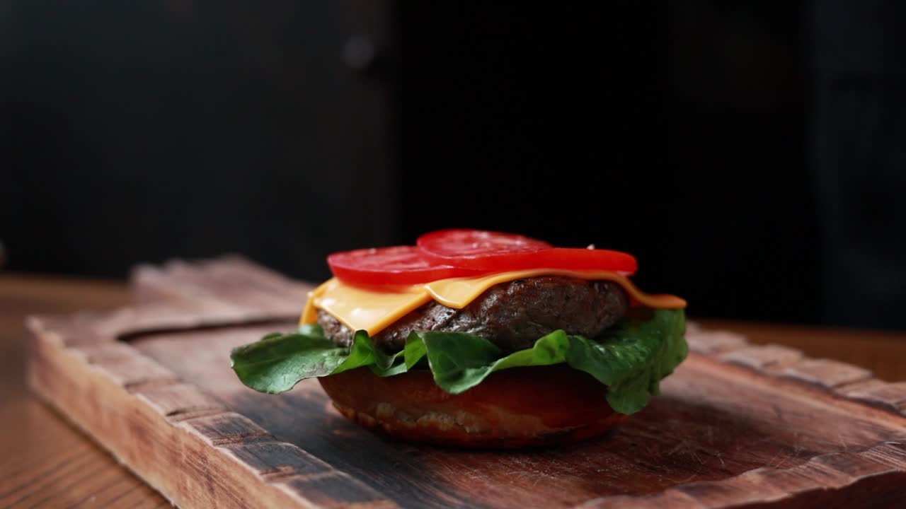 deliciosa hamburguesa de queso gourmet en una tabla de madera