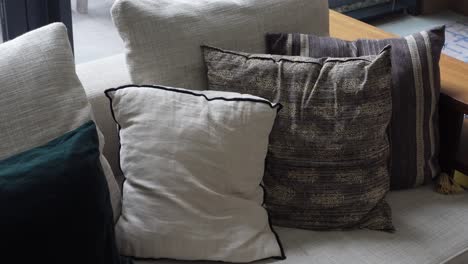 sofá gris moderno con almohadas en la sala de estar en casa foto de alta calidad