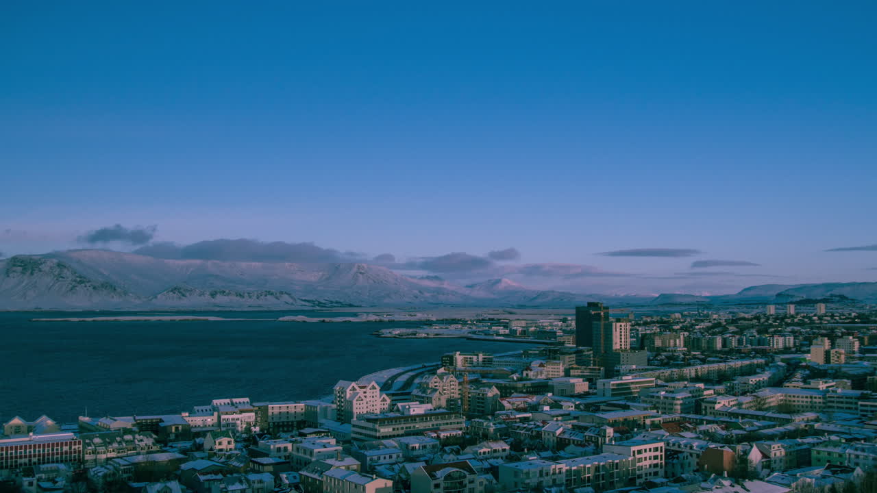 저속 촬영, 눈 덮인 레이캬비크 아이슬란드의 넓은 공중 전망