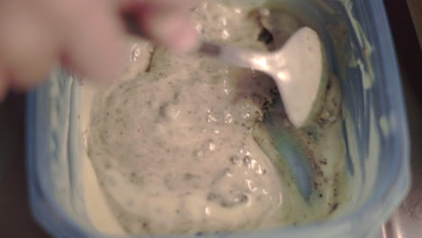 el relleno de chocolate se corta con una cuchara de plata para hacer tortitas, se cierra
