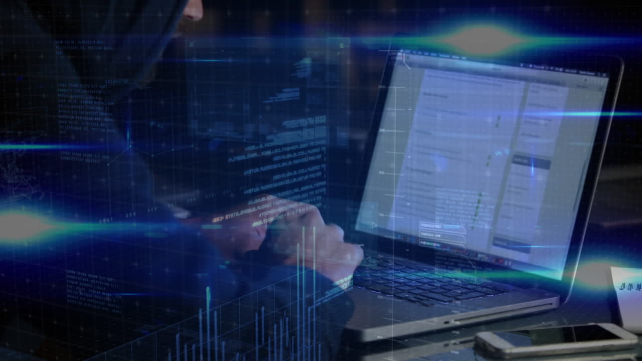animación del procesamiento de datos sobre un hacker de computadoras caucásico usando una computadora portátil