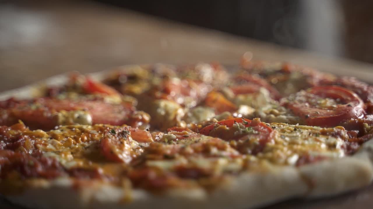 Condimento di deliziosa pizza fatta in casa su tavolo di legno, Movimento Rallentato a 60FPS